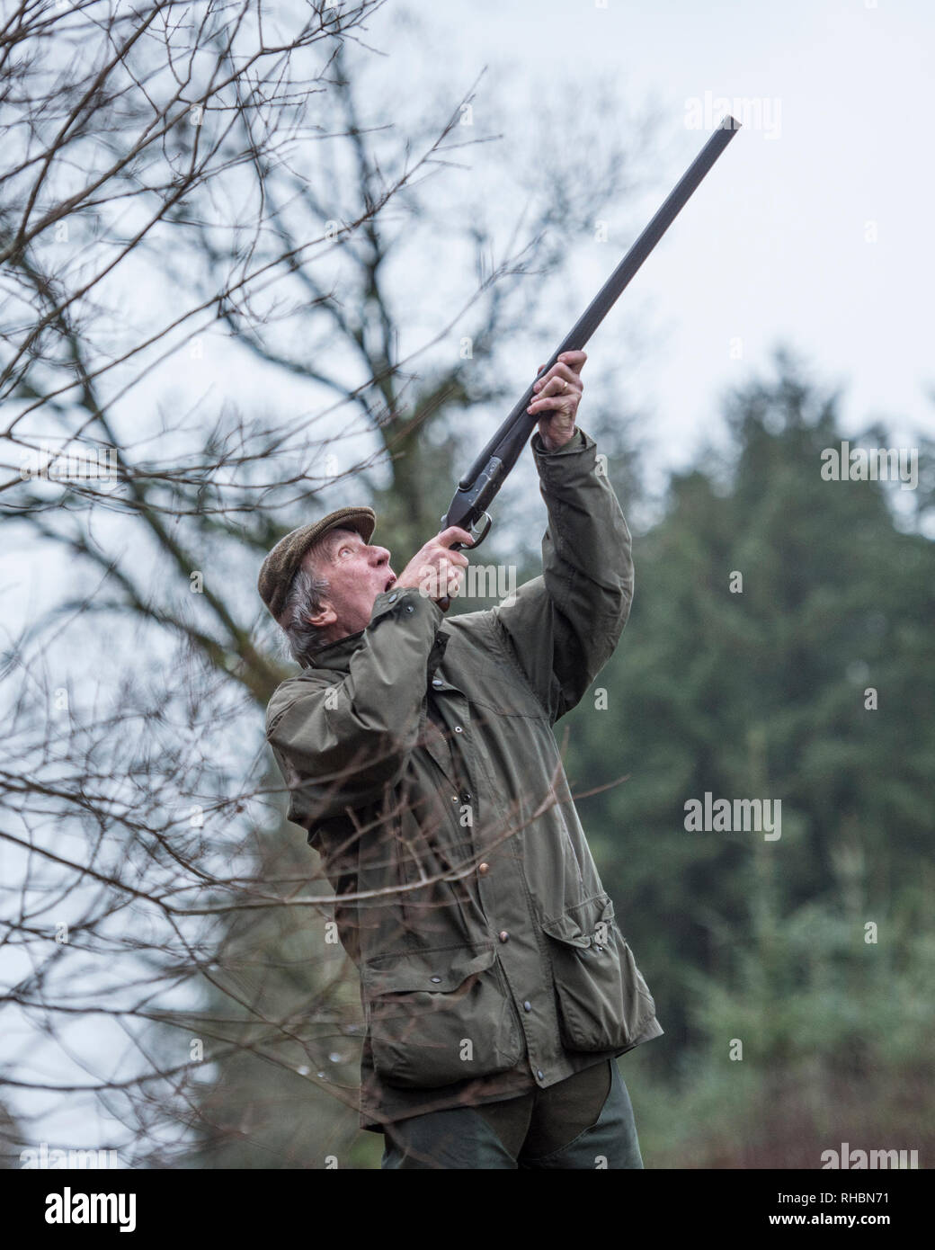 Uomo di tiro al fucile da caccia di uccelli Foto Stock