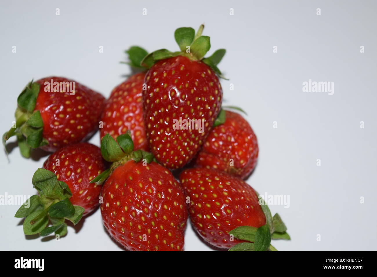 Ripe rosso dello Sri Lanka Fragola In sfondo bianco,fresche, fragola, frutti, cibo, bacche mature, organico, isolato, rosso, bianco, sfondo, succosa, guarire Foto Stock