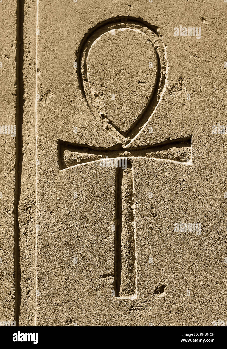 Antico Egitto simbolo Ankh ("chiave della vita", "vita eterna", "croce  egiziana") scolpiti sulla pietra nel tempio di Karnak e Luxor Foto stock -  Alamy