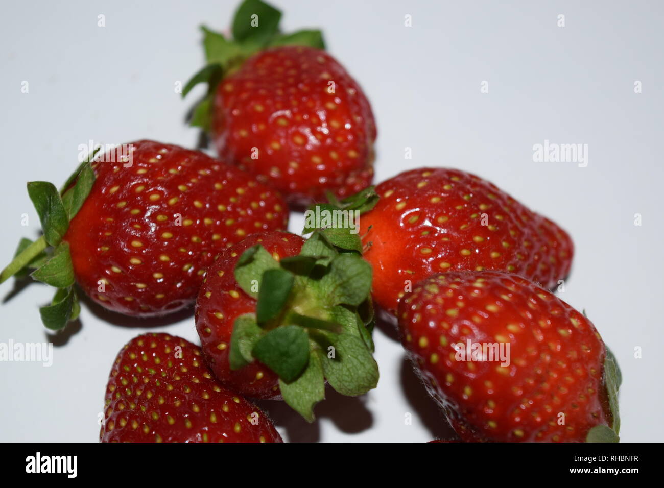 Ripe rosso dello Sri Lanka Fragola In sfondo bianco,fresche, fragola, frutti, cibo, bacche mature, organico, isolato, rosso, bianco, sfondo, succosa, guarire Foto Stock