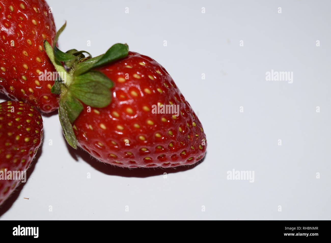 Ripe rosso dello Sri Lanka Fragola In sfondo bianco,fresche, fragola, frutti, cibo, bacche mature, organico, isolato, rosso, bianco, sfondo, succosa, guarire Foto Stock