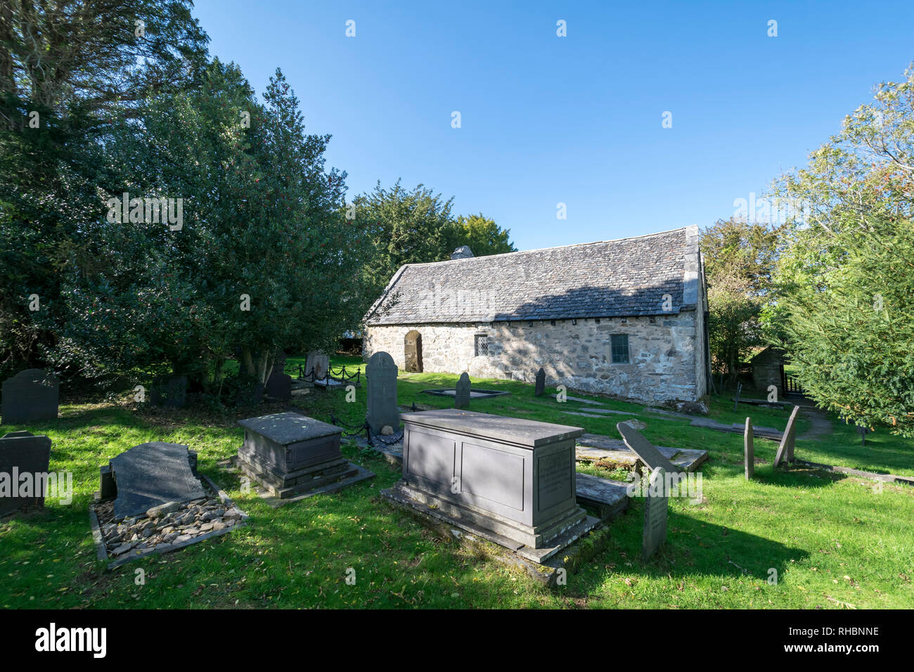 St Rhychwyns' chiesa a Llanrhychwyn vicino Trefriw nel Conwy Valley Galles del Nord il più antico sopravvissuto del VI secolo la struttura della chiesa in Galles Foto Stock