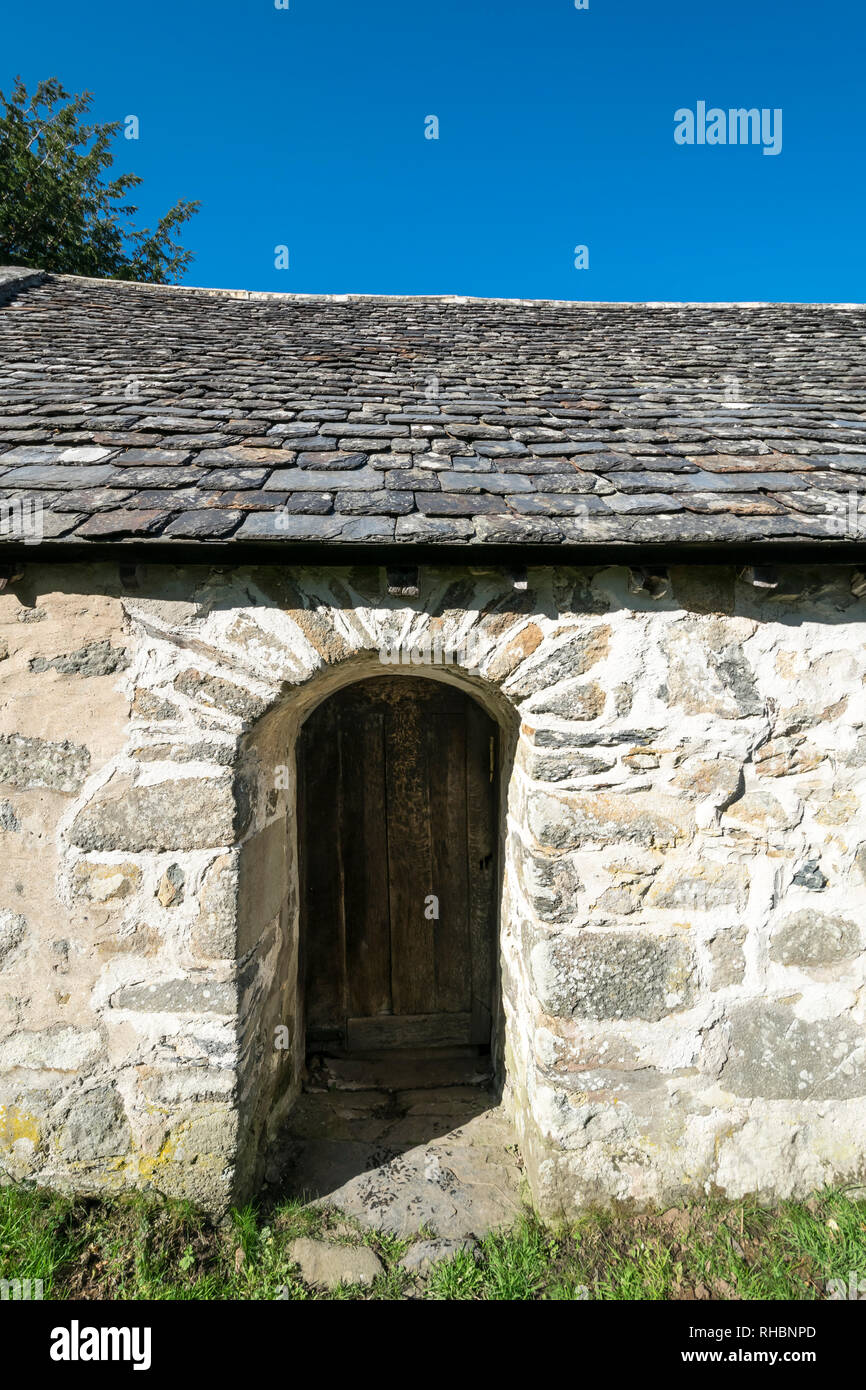 St Rhychwyns' chiesa a Llanrhychwyn vicino Trefriw nel Conwy Valley Galles del Nord il più antico sopravvissuto del VI secolo la struttura della chiesa in Galles Foto Stock