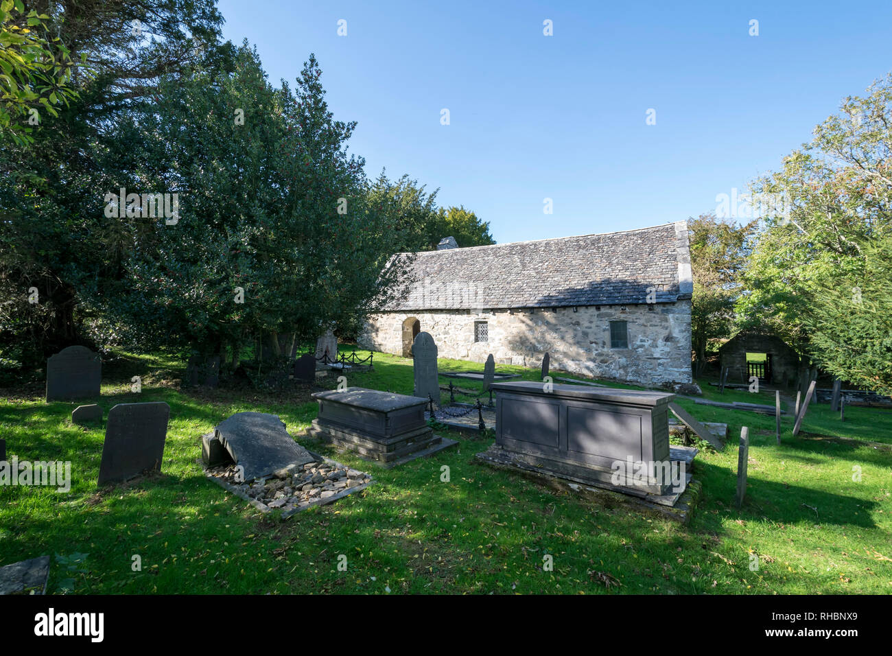 St Rhychwyns' chiesa a Llanrhychwyn vicino Trefriw nel Conwy Valley Galles del Nord il più antico sopravvissuto del VI secolo la struttura della chiesa in Galles Foto Stock