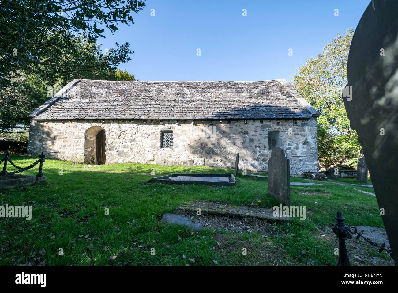 St Rhychwyns' chiesa a Llanrhychwyn vicino Trefriw nel Conwy Valley Galles del Nord il più antico sopravvissuto del VI secolo la struttura della chiesa in Galles Foto Stock