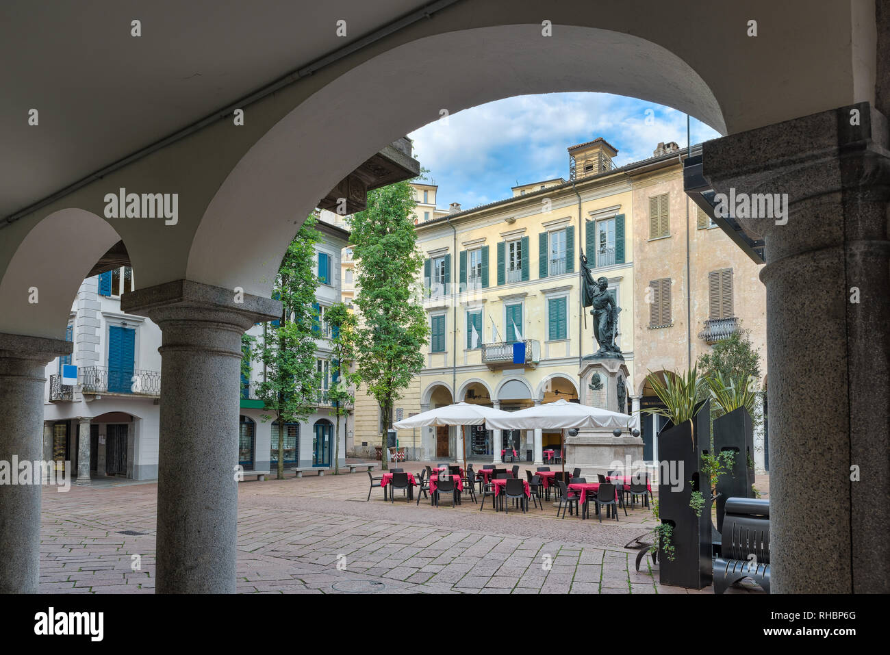 Il centro storico di Varese, piazza del Podestà in nord Italia Foto Stock