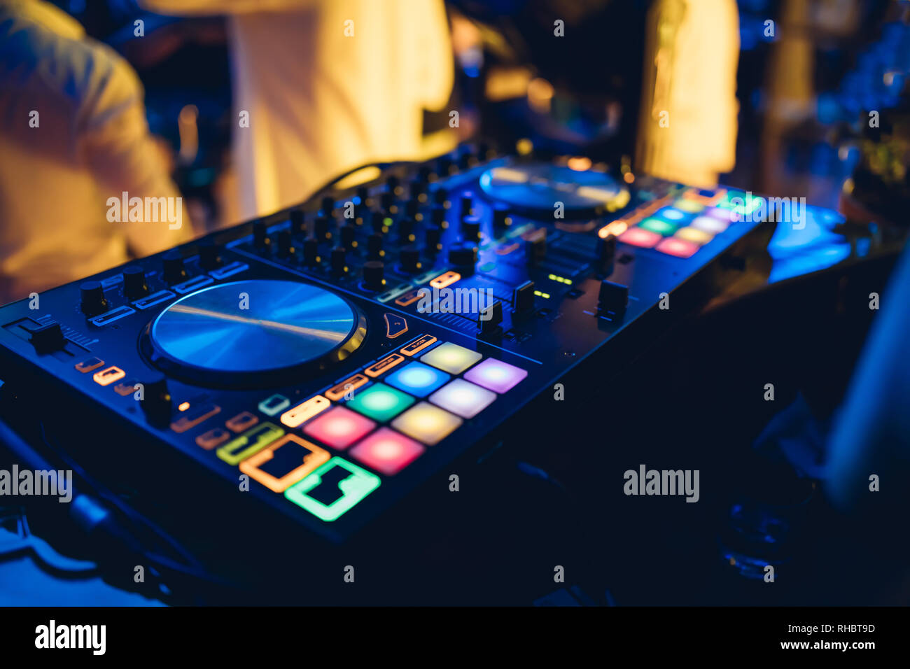 DJ suona live set e mixare la musica sulla console di piattaforma girevole nella fase nei night club. Disc Jokey le mani su un mixer audio station al club di partito. DJ Mixer Foto Stock