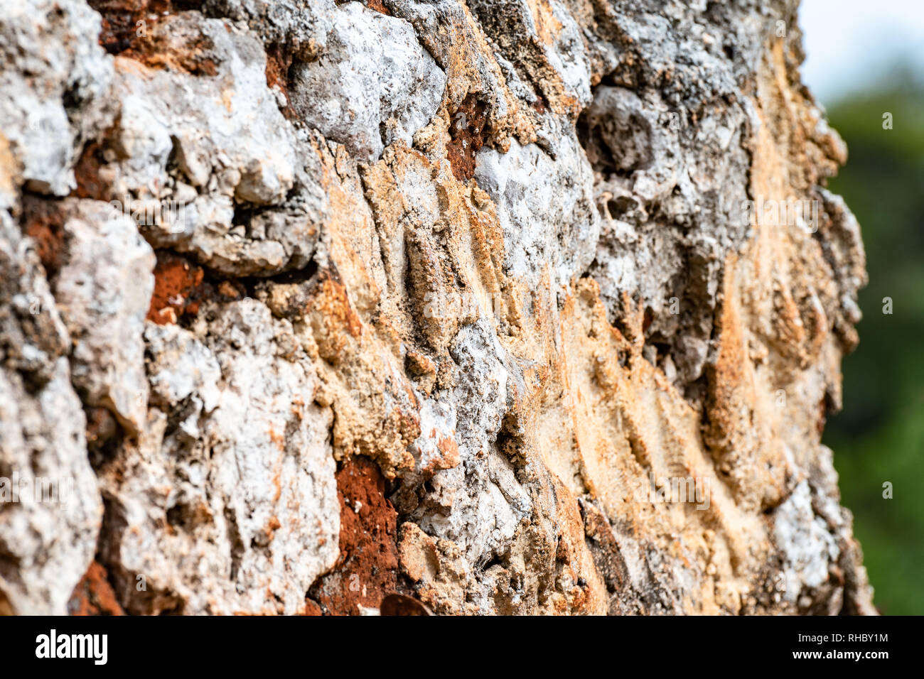 Close up su una superficie strutturata in pietra vecchia parete di fango di pietre naturali in campagna, rurale Giamaica Foto Stock