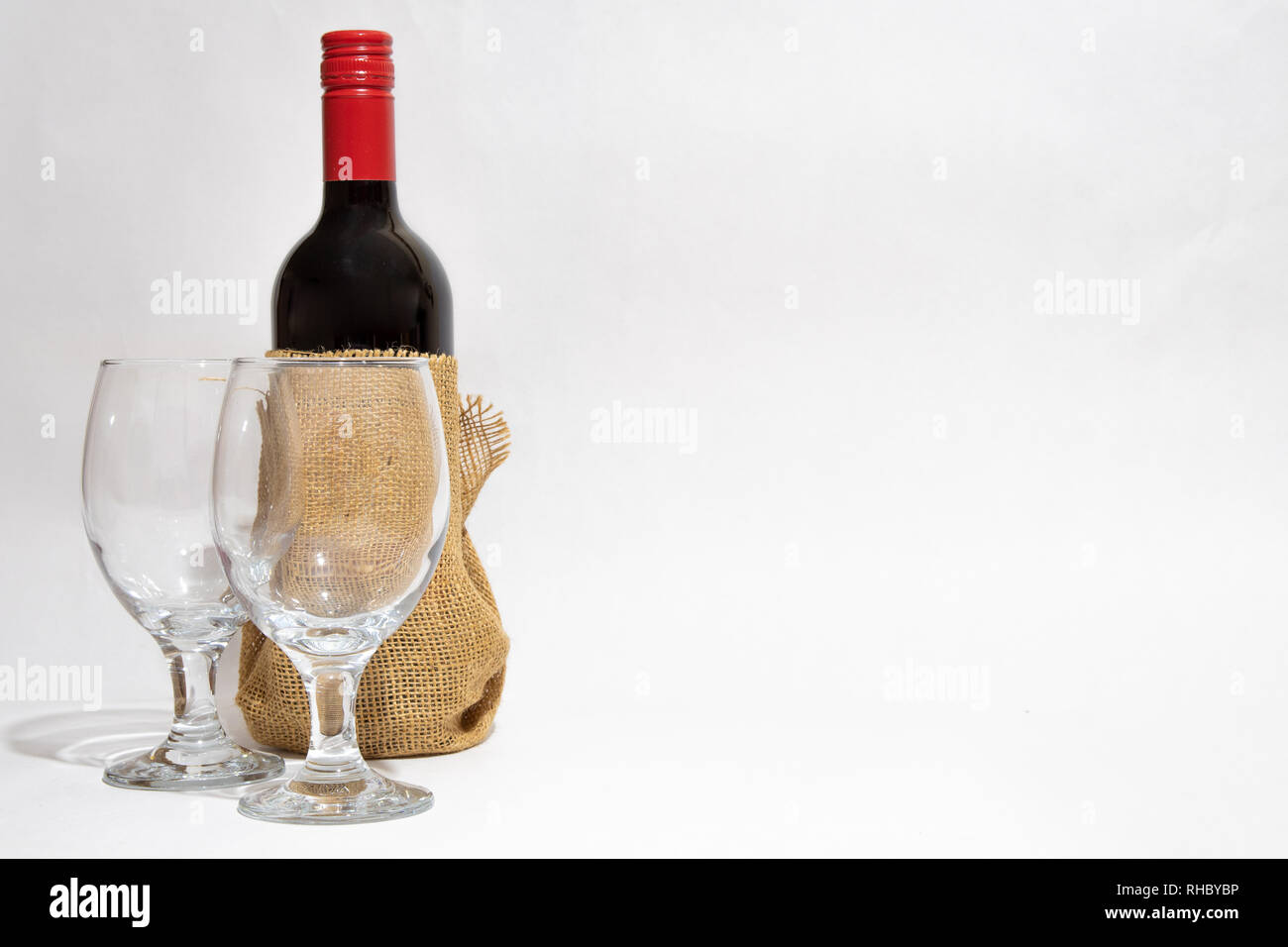 Bottiglia di vino rosso e due wineglasses. Il veglione di Capodanno celebrazione anniversario il giorno di San Valentino festa di compleanno Foto Stock