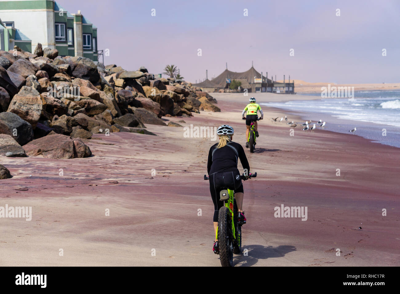 SWAKOPMUND, NAMIBIA Agosto 02, 2018: Unidentified l uomo e la donna in bicicletta sulla spiaggia per lo sport Foto Stock