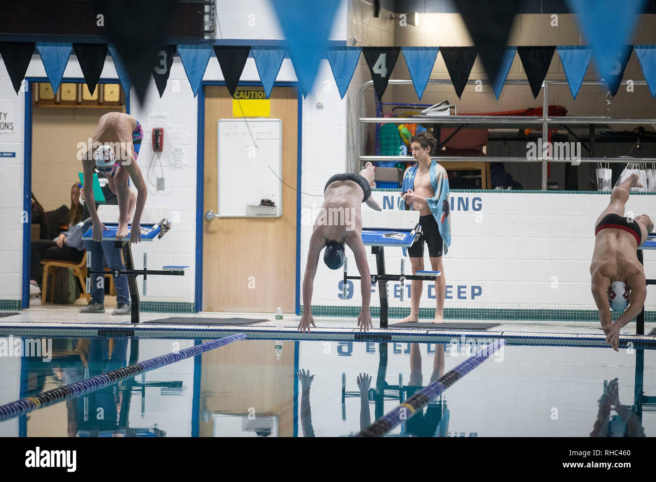 Nuotatori all'inizio di un liceo swim meet Foto Stock