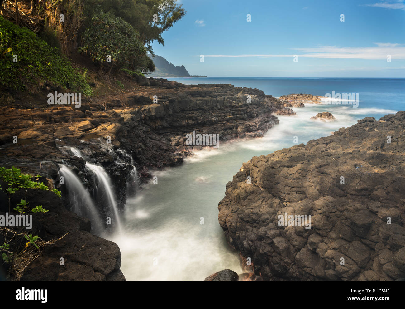 Cascata vicino al Queens Bath in Princeville Kauai Foto Stock