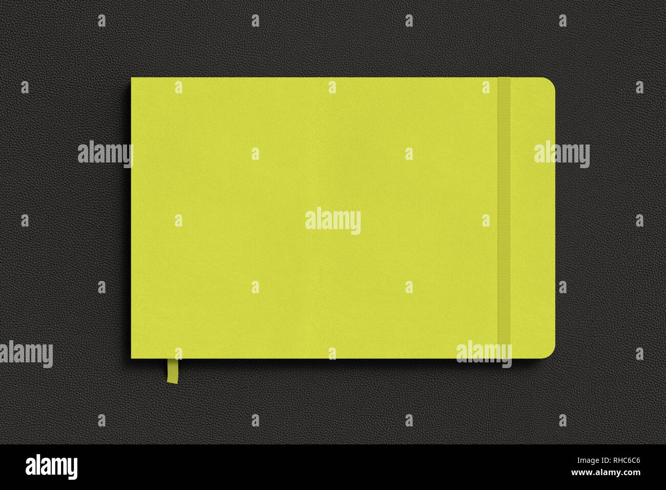 Notebook orizzontale giallo con fascia elastica su sfondo nero Foto Stock