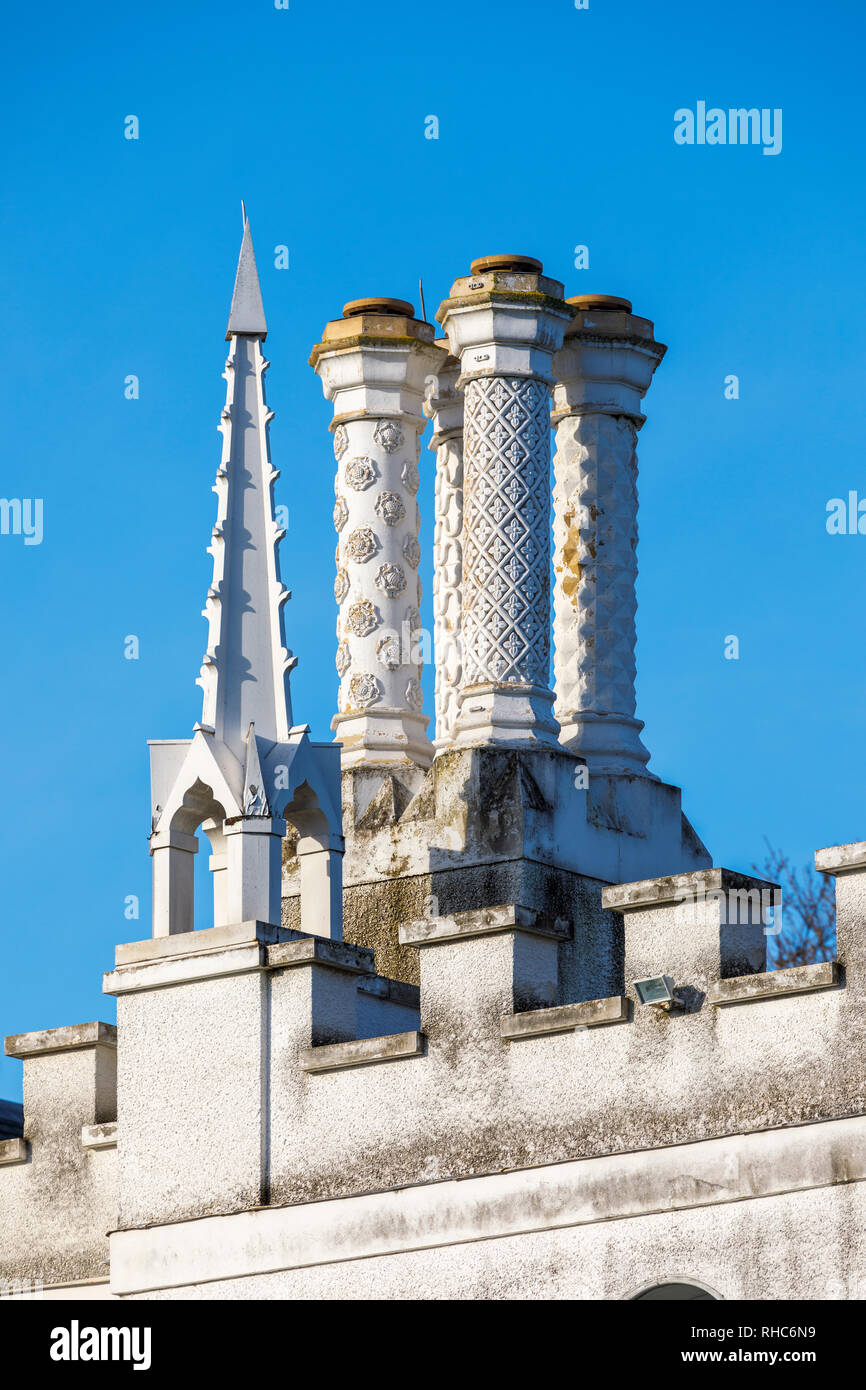 Camini decorati, battlementws e tetto e torretta su Strawberry Hill House, un revival gotico villa a Twickenham, Londra costruito da Horace Walpole Foto Stock