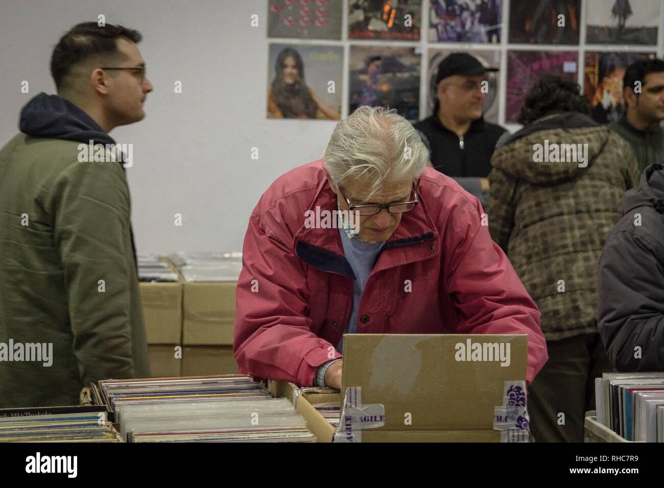 Un uomo visto la ricerca per il vinile durante l'evento. Mercato di vinile è un festival con molte nuove collezioni di dischi, molti oggetti da collezione e le nuove versioni. Essa ha anche le collezioni di altri temi musicali, CD, poster, riviste di musica, libri e molti altri reperti correlati. Foto Stock