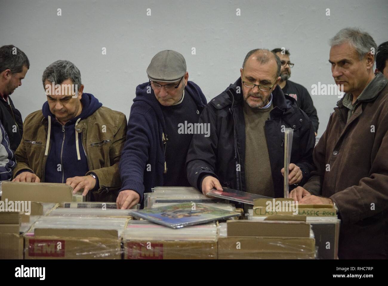 La gente si vede la ricerca per il vinile durante l'evento. Mercato di vinile è un festival con molte nuove collezioni di dischi, molti oggetti da collezione e le nuove versioni. Essa ha anche le collezioni di altri temi musicali, CD, poster, riviste di musica, libri e molti altri reperti correlati. Foto Stock