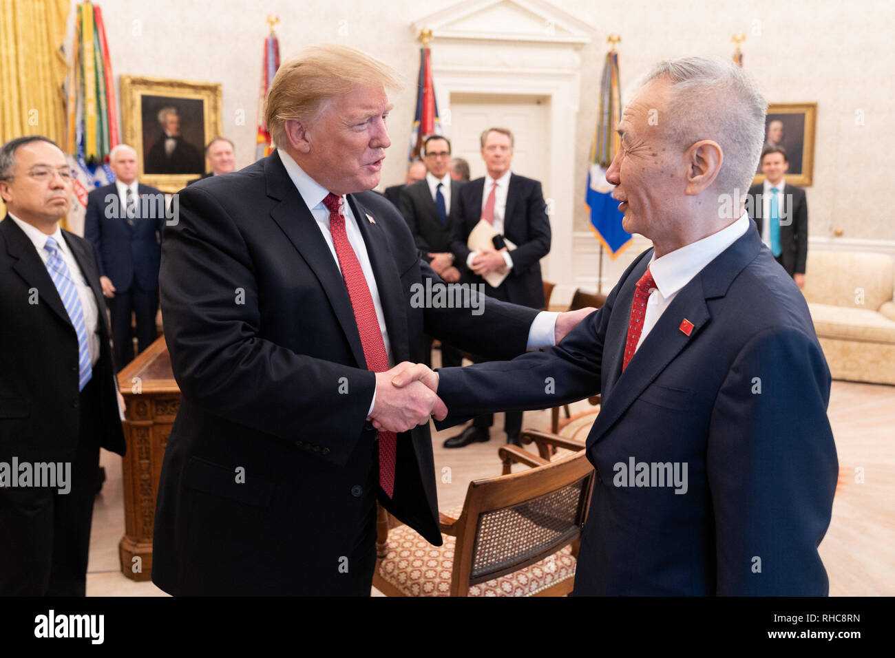 Presidente Trump, uniti dal Vice Presidente Mike Pence, Rappresentante commerciale degli Stati Uniti Robert Lighthizer, e altri membri del gabinetto, accoglie Chinese Vice Premier Liu He Giovedi, Gennaio 31, 2019, all Ufficio Ovale della Casa Bianca, dopo due giorni di Stati Uniti-Cina colloqui sugli scambi di persone: il presidente Donald Trump Foto Stock
