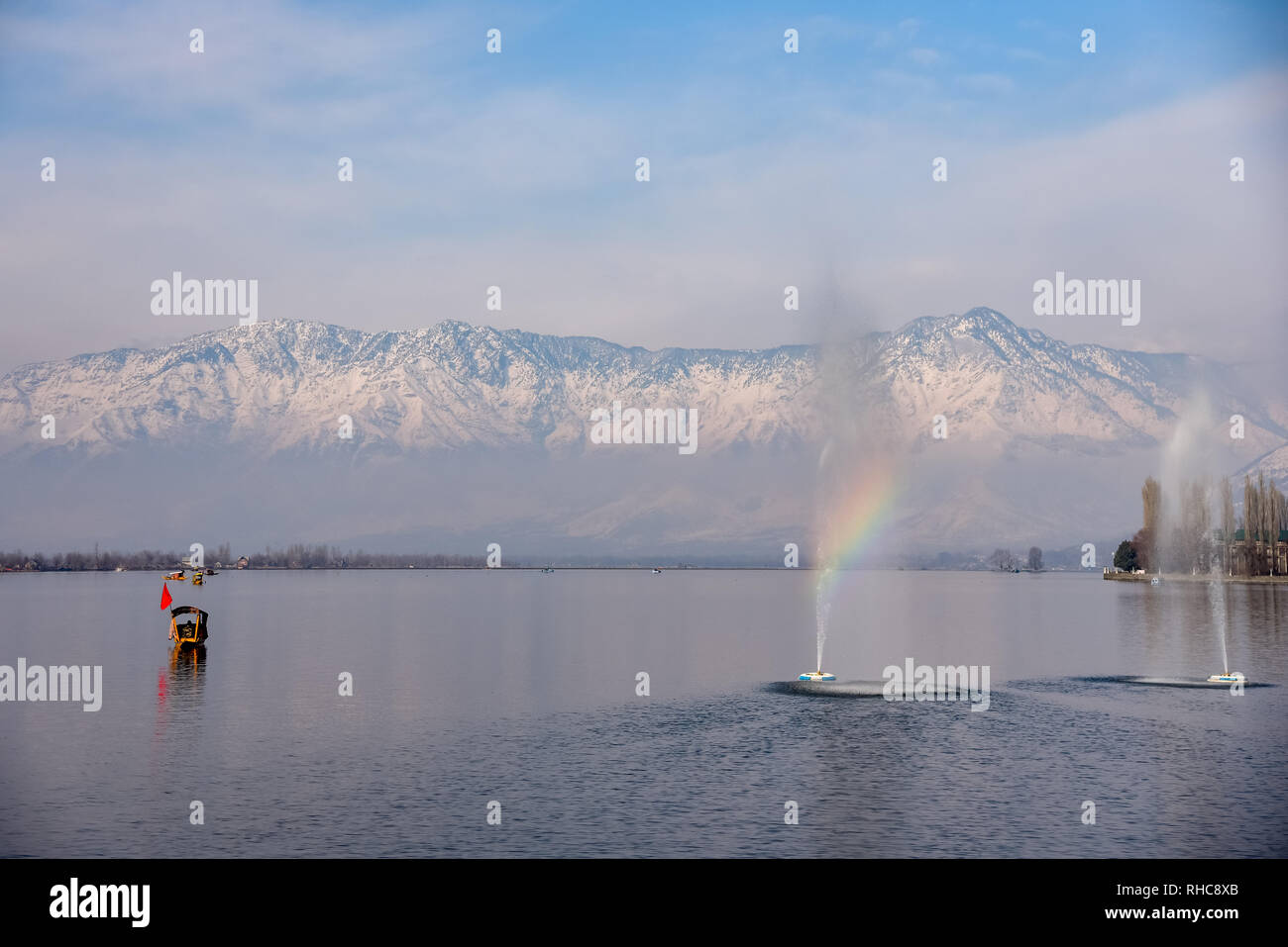 Srinagar, India. 01 feb 2019. Un esercito shikara visto il pattugliamento dal lago davanti al primo ministro Modi la visita a Srinagar. La sicurezza in tutta la regione del Kashmir è stato serrato in anticipo del primo ministro Narendra Modi la visita a Srinagar programmati su 03 Feb 2019. Credito: SOPA Immagini limitata/Alamy Live News Foto Stock