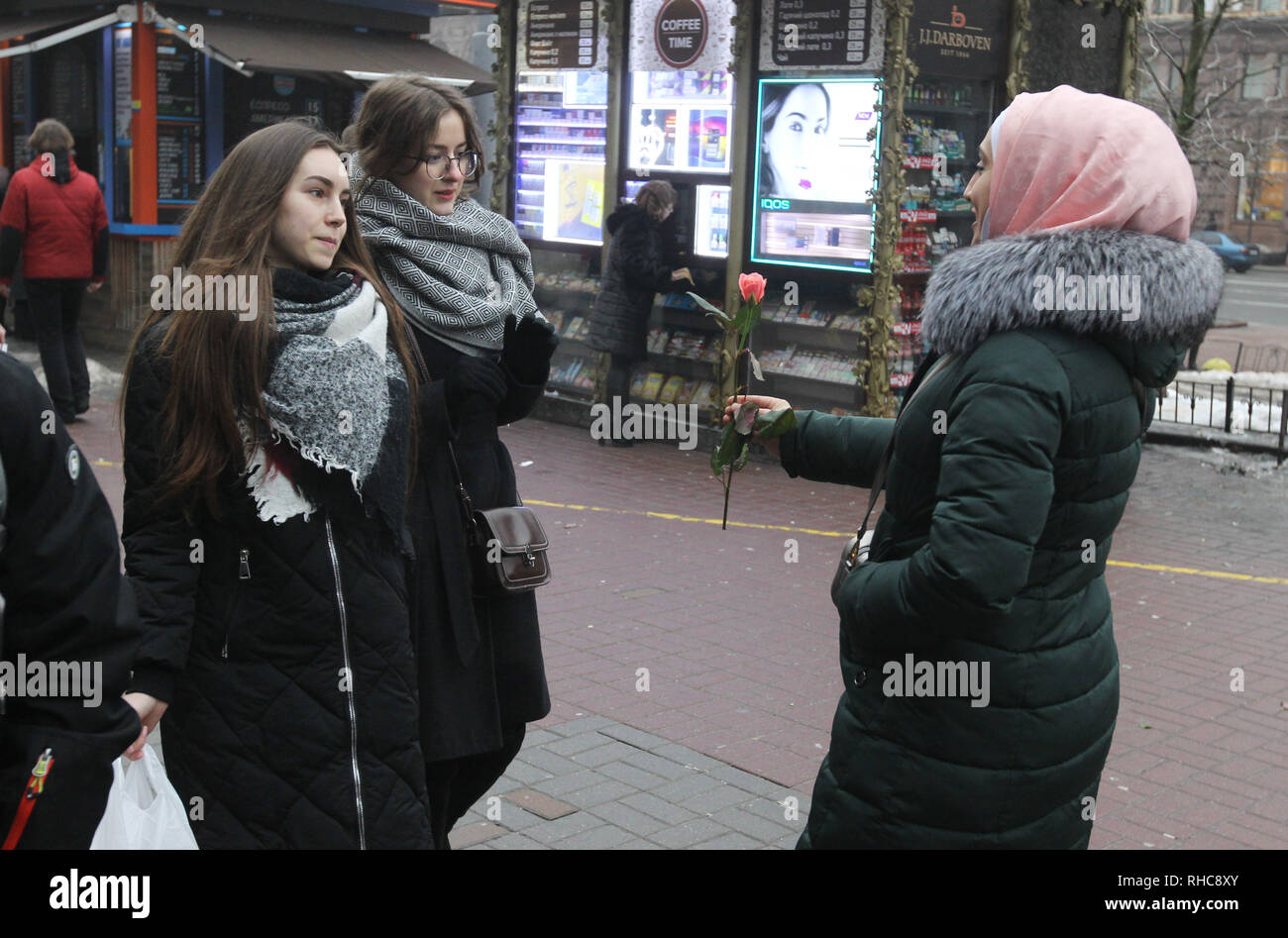 Kiev, Ucraina. 01 feb 2019. Ucraino donna musulmana visto dedicando un fiore durante il mondo Hijab giorno nel centro di Kiev, in Ucraina. Mondo Hijab Day è un evento globale che incoraggia le donne a indossare il Hijab, in riconoscimento di milioni di donne musulmane che scelgono di indossare il hijab. Il mondo Hijab giorno fu fondata da Nazma Khan e il primo è stato celebrato nel 2013, e ora celebrata in tutto il mondo. Credito: SOPA Immagini limitata/Alamy Live News Foto Stock