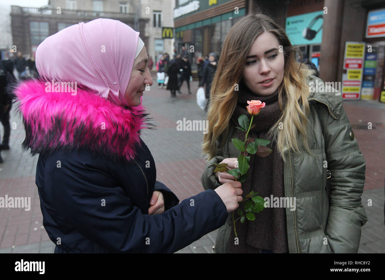 Kiev, Ucraina. 01 feb 2019. Ucraino donna musulmana visto dedicando un fiore durante il mondo Hijab giorno nel centro di Kiev, in Ucraina. Mondo Hijab Day è un evento globale che incoraggia le donne a indossare il Hijab, in riconoscimento di milioni di donne musulmane che scelgono di indossare il hijab. Il mondo Hijab giorno fu fondata da Nazma Khan e il primo è stato celebrato nel 2013, e ora celebrata in tutto il mondo. Credito: SOPA Immagini limitata/Alamy Live News Foto Stock