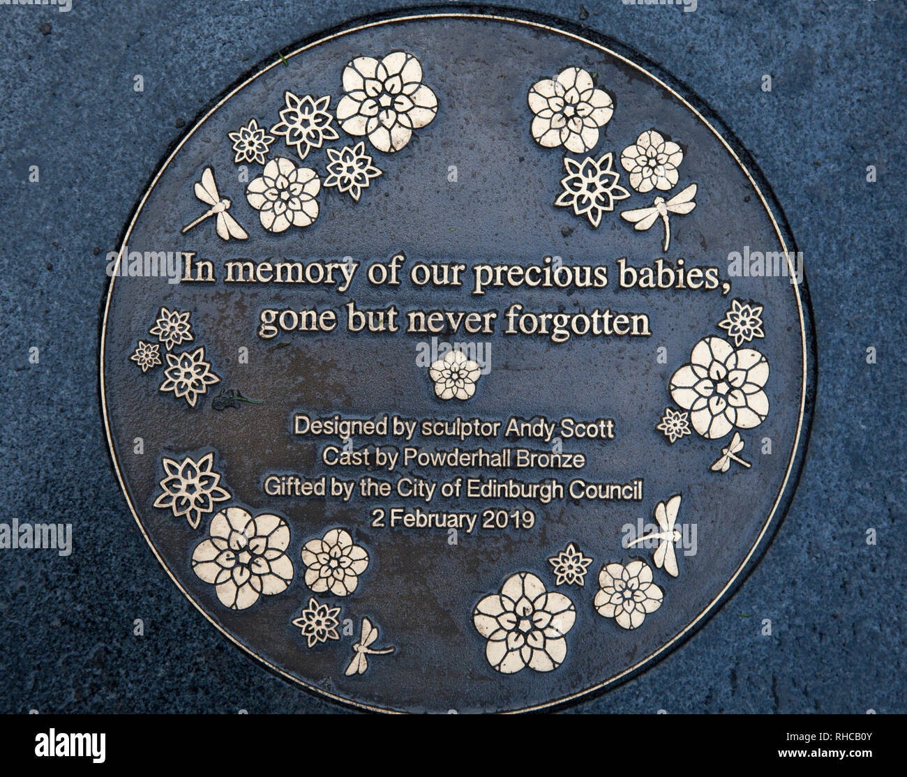 Edimburgo, Scozia, Regno Unito. 2° febbraio 2019. Un monumento a forma di due e mezza tonnellata baby elephant sarà inaugurato oggi in Edinburgh Princes Street Gardens West, questo viene più di sei anni dopo si è scoperto che i neonati ceneri era stato gettato in una fossa comune al Cimitero Mortonhall, il memoriale è un modo per ricordare le centinaia di bambini negli anni futuri. Progettato e creato dallo scultore Andy Scott. Signor Scott ha dato il baby elephant il titolo del lavoro "Lulla-Bye" Credito: Arch bianco/Alamy Live News Foto Stock