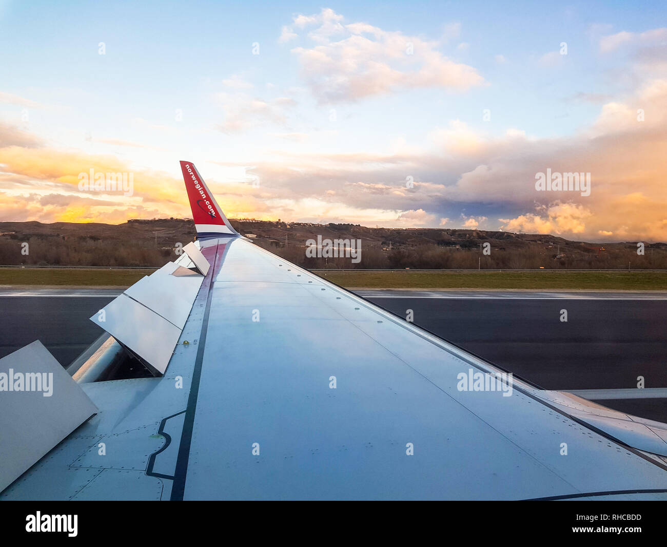 Palma de Mallorca, Spagna. Il 1° febbraio 2019. Aereo della società norvegese atterra sulla pista con lembi aperti e che si affaccia sulla città di Paracuellos del Jarama presso l'aeroporto di Madrid Barajas Adolfo Suarez. Credito: Sergiu Gabi Trasa/Alamy Live News Foto Stock