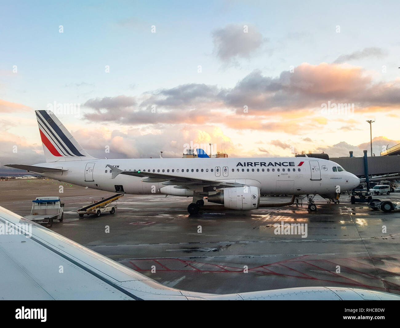 Palma de Mallorca, Spagna. Il 1° febbraio 2019. Piano dell'azienda Airfrance attende in un dito con il trasportatore di valigie collocato per sollevare le valigie, nel terminal 2 dell'aeroporto di Madrid Barajas Adolfo Suarez. Credito: Sergiu Gabi Trasa/Alamy Live News Foto Stock