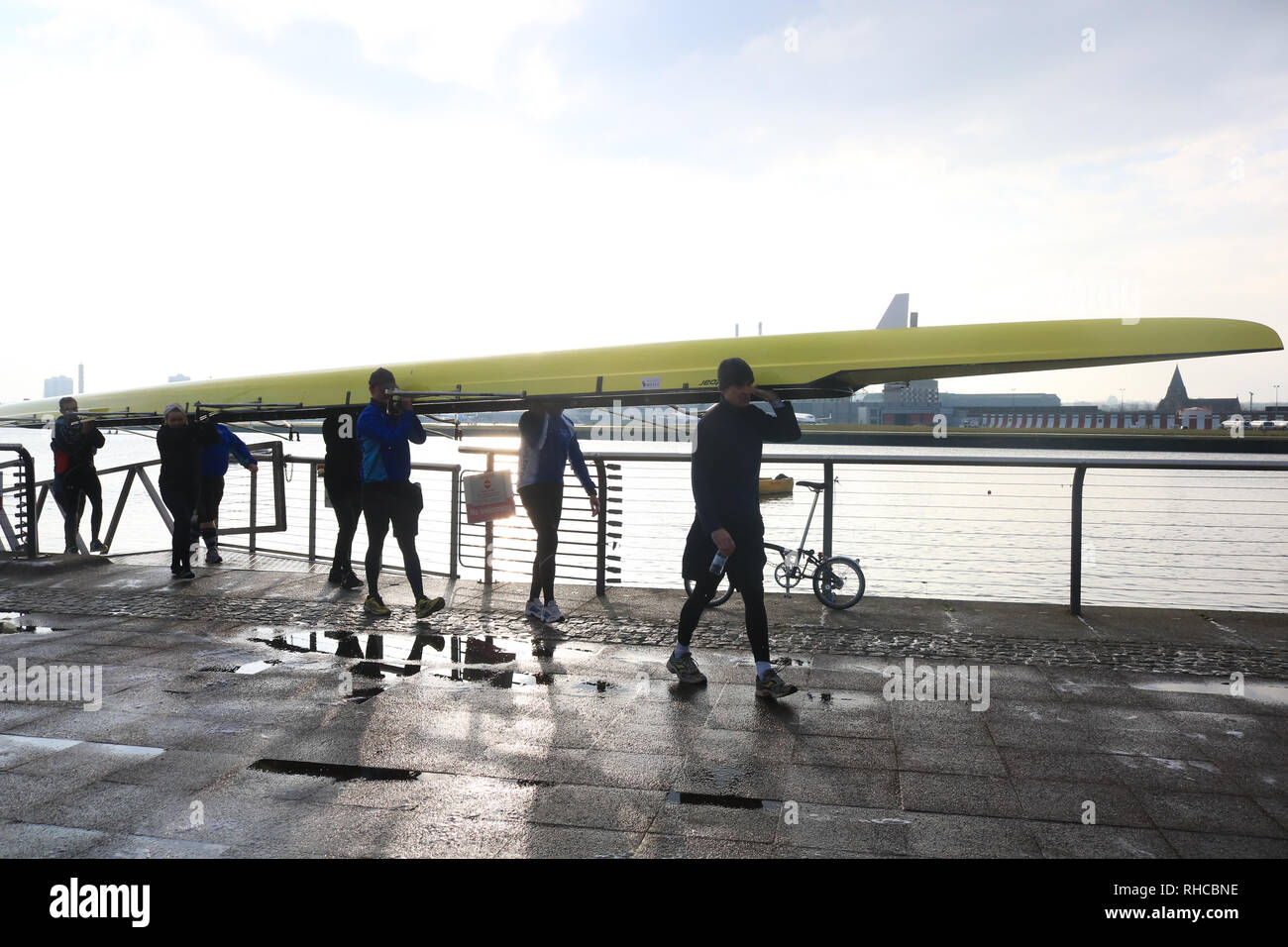 Londra, Regno Unito. 2° febbraio 2019. I rematori su Albert Docks su una luminosa mattina di sole dopo la nevicata e continuando a basse temperature Credito: amer ghazzal/Alamy Live News Foto Stock