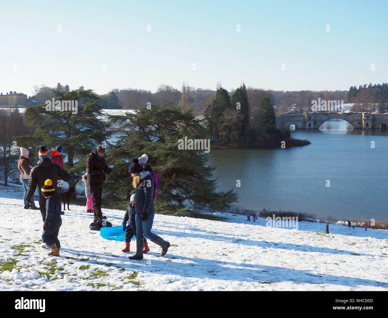 Woodstock, Oxfordshire, Regno Unito. 2° febbraio 2019. Famiglie slittino dal lago a Blenheim Palace. Credito: Angela Swann/Alamy Live News Foto Stock