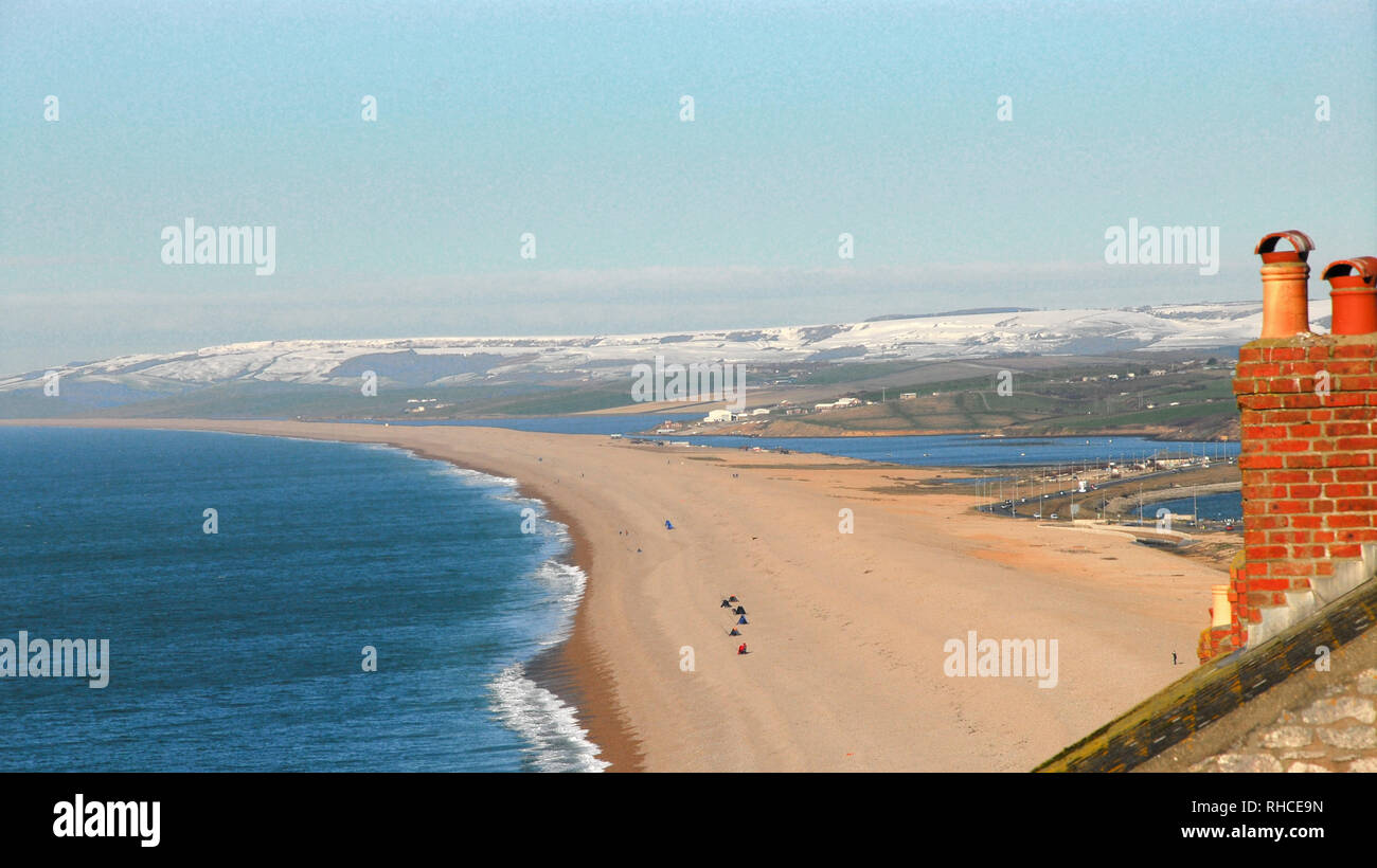 Isola di Portland, Dorset. Isola di Portland. 2° febbraio 2019. Il sole scende su Chesil Beach e sulla neve sulle colline costiere, vicino a Weymouth Credito: stuart fretwell/Alamy Live News Foto Stock