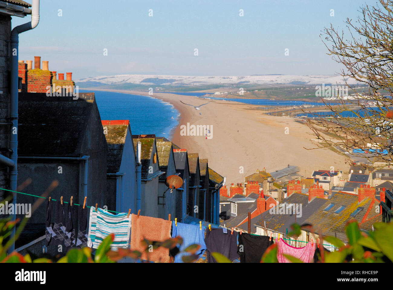 Isola di Portland, Dorset. Isola di Portland. 2° febbraio 2019. Il sole scende su Chesil Beach e sulla neve sulle colline costiere, vicino a Weymouth Credito: stuart fretwell/Alamy Live News Foto Stock