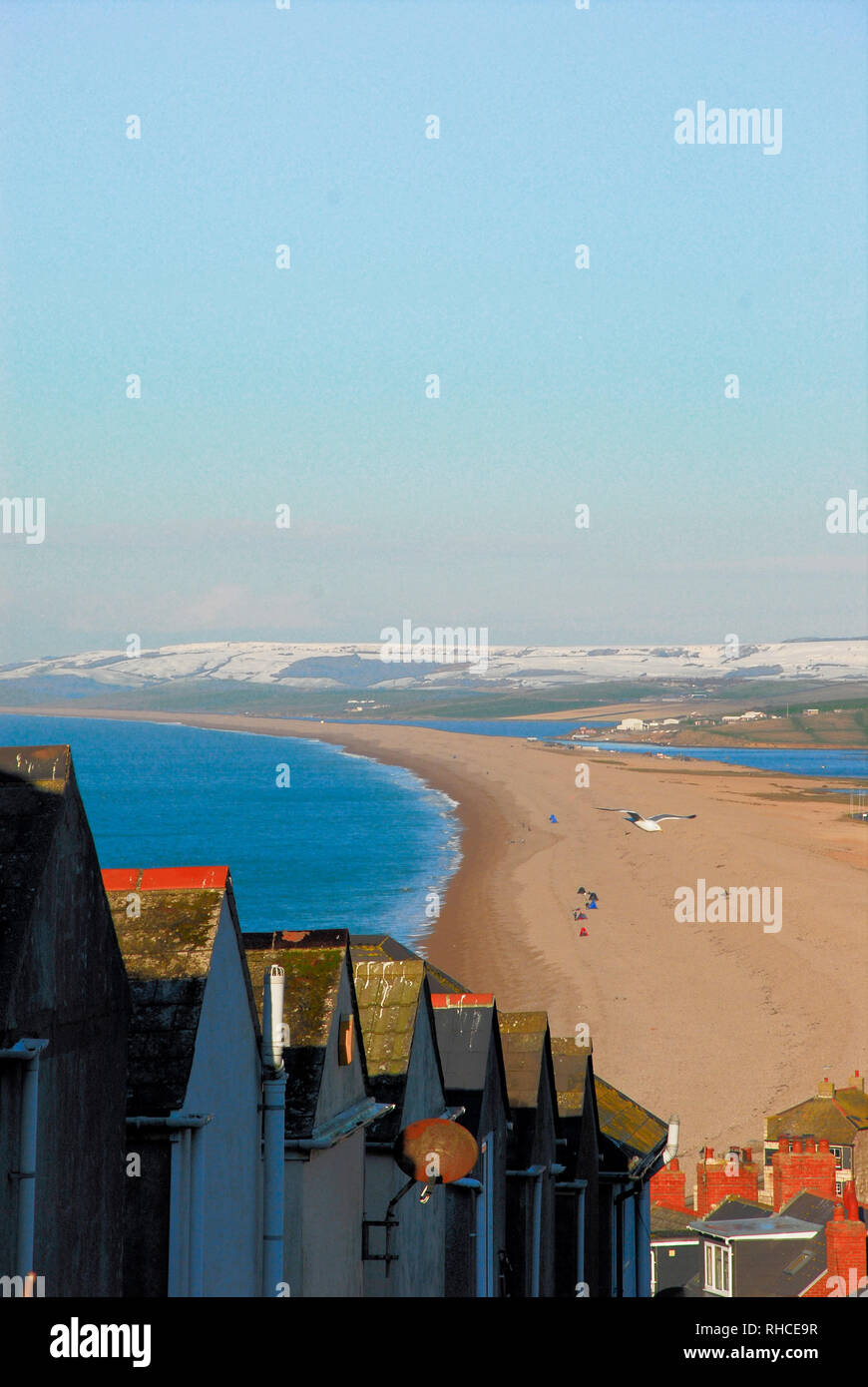 Isola di Portland, Dorset. Isola di Portland. 2° febbraio 2019. Il sole scende su Chesil Beach e sulla neve sulle colline costiere, vicino a Weymouth Credito: stuart fretwell/Alamy Live News Foto Stock