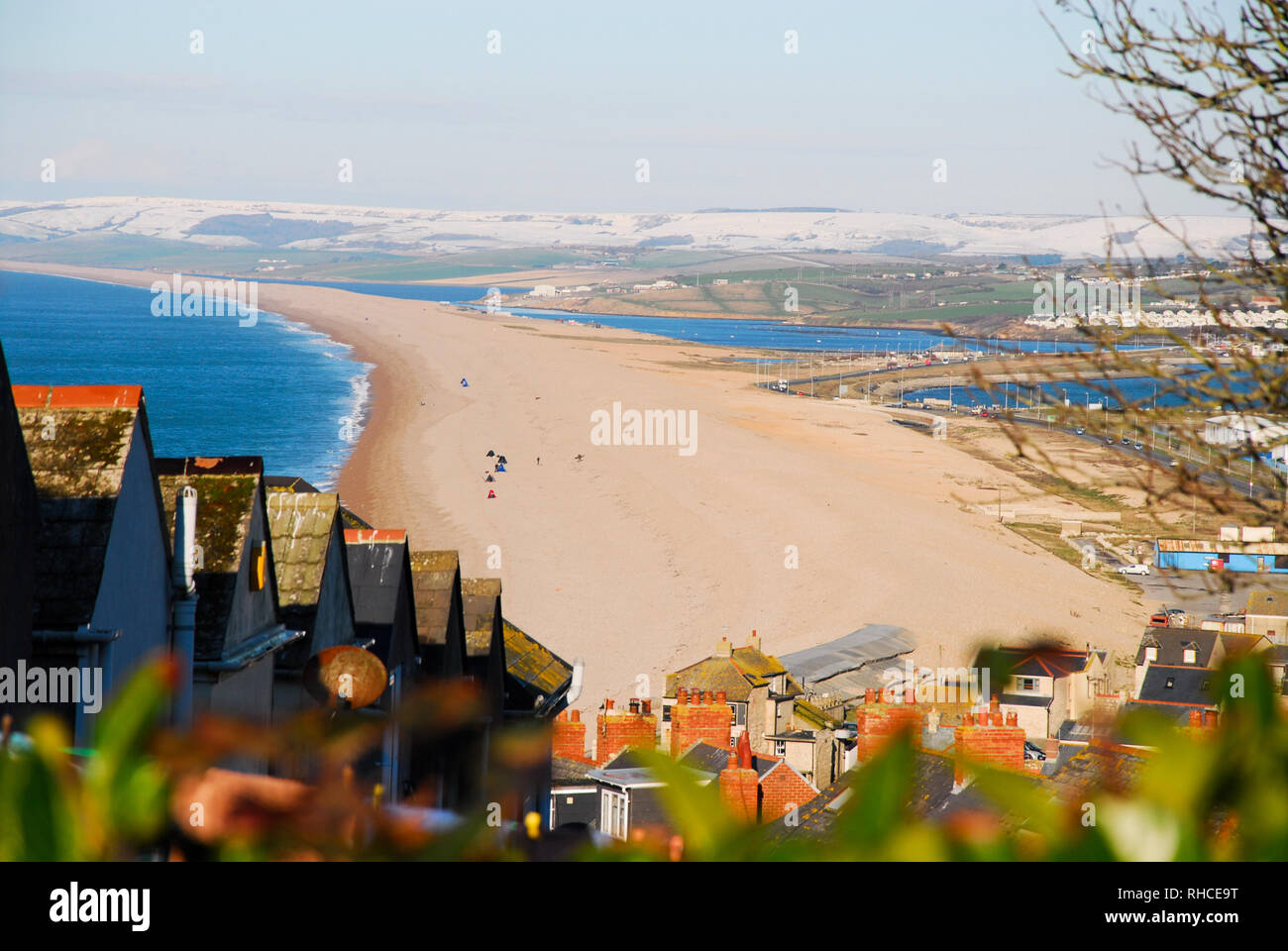 Isola di Portland, Dorset. Isola di Portland. 2° febbraio 2019. Il sole scende su Chesil Beach e sulla neve sulle colline costiere, vicino a Weymouth Credito: stuart fretwell/Alamy Live News Foto Stock