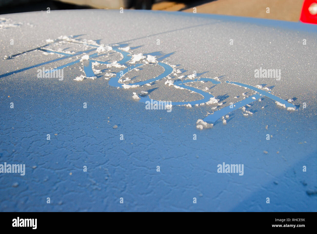 Isola di Portland, Dorset. Isola di Portland. 2° febbraio 2019. "Frost' scritta su un pupazzo di neve sul tetto auto. Un freddo ma soleggiato per iniziare la giornata sull'isola di Portland nel Dorset Credito: stuart fretwell/Alamy Live News Foto Stock