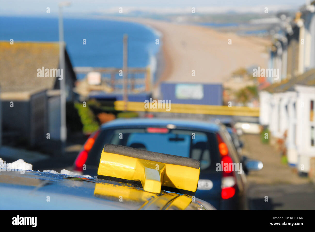 Isola di Portland, Dorset. Isola di Portland. 2° febbraio 2019. Una vettura viene eliminato durante la notte il gelo dopo una fredda notte sull'isola di Portland nel Dorset Credito: stuart fretwell/Alamy Live News Foto Stock