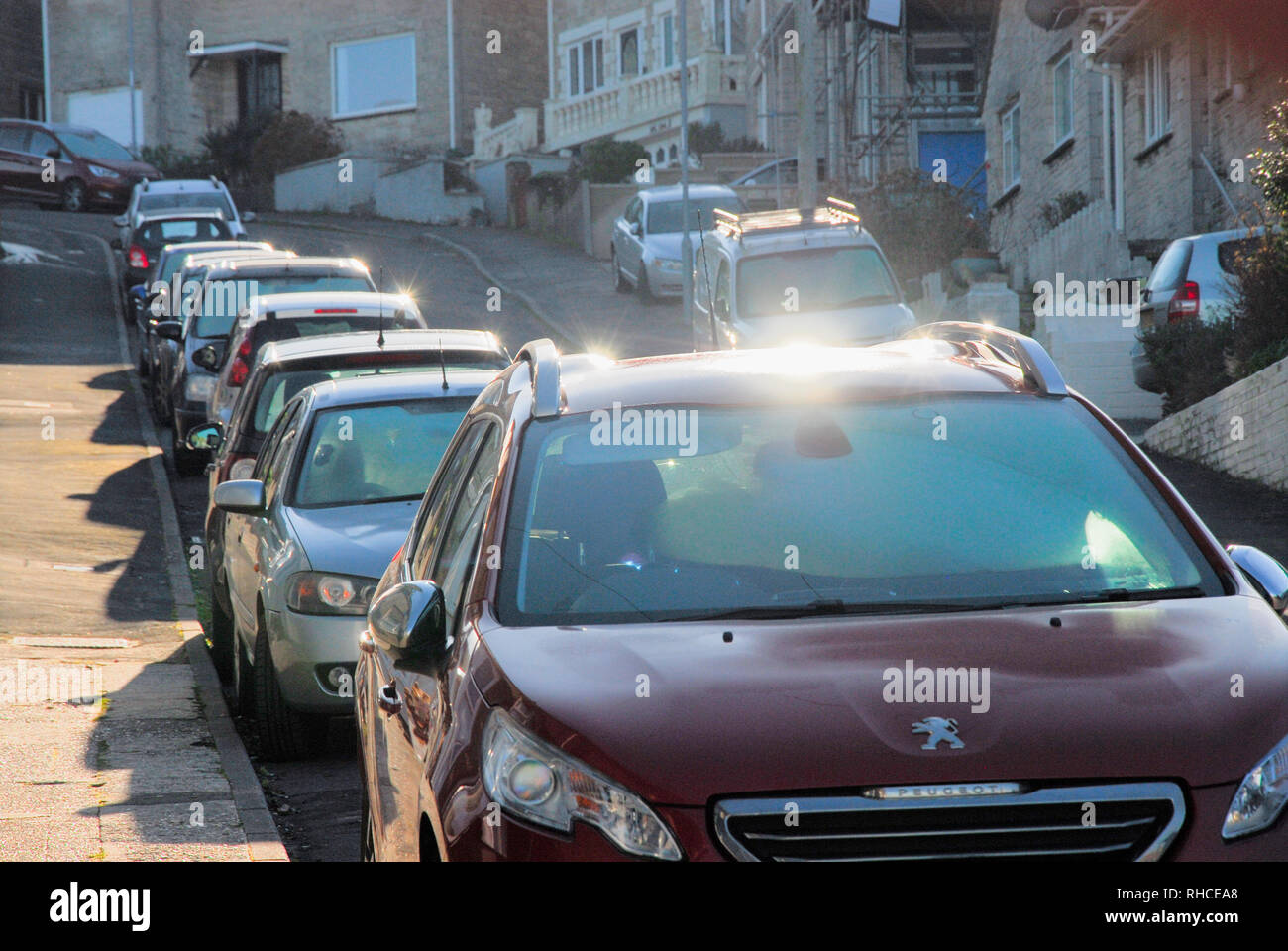 Isola di Portland, Dorset. Isola di Portland. 2° febbraio 2019. Frost-auto coperto parabrezza Fortuneswell cominciare a chiare nel sole mattutino, dopo una fredda notte sull'isola di Portland nel Dorset Credito: stuart fretwell/Alamy Live News Foto Stock