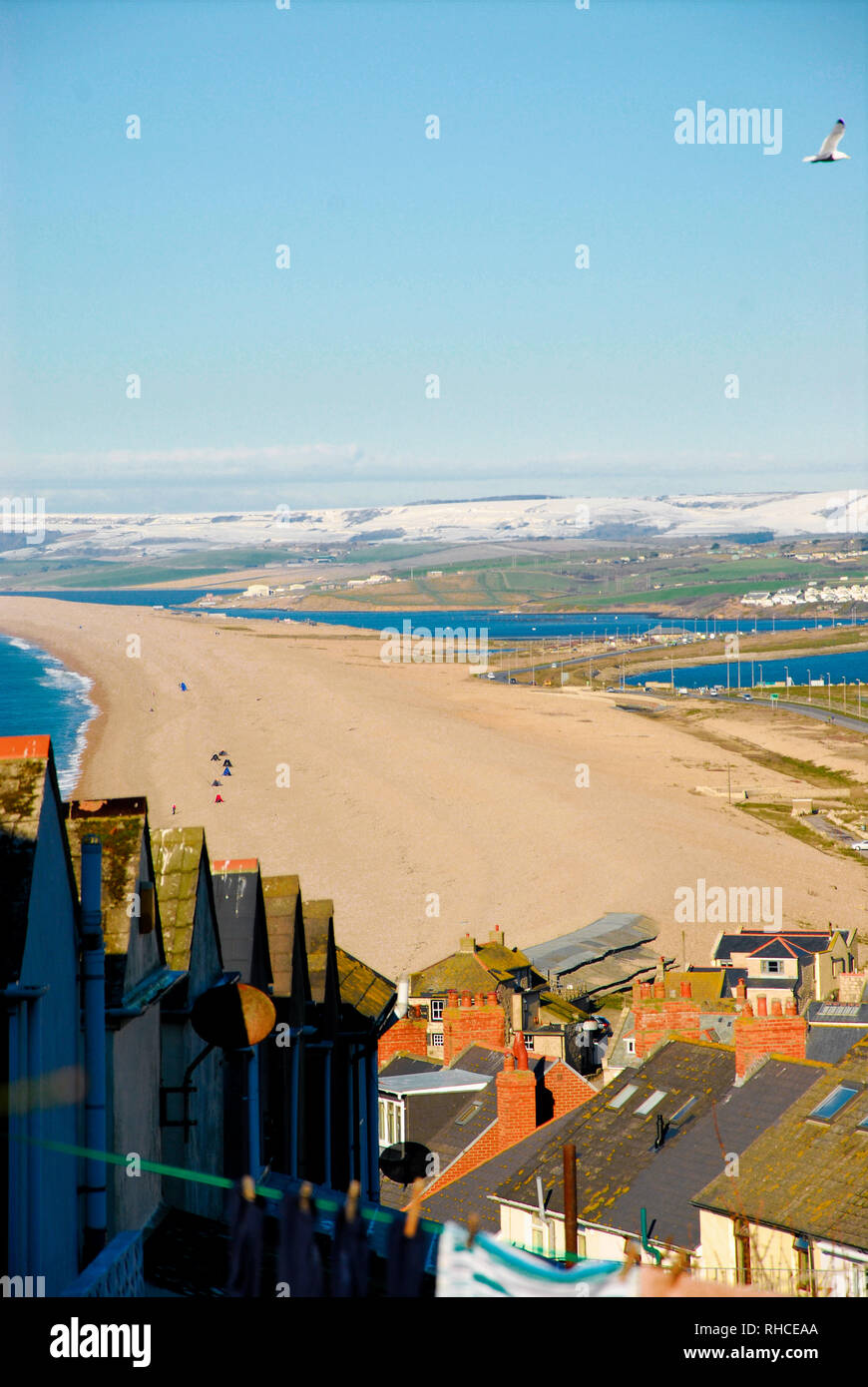 Isola di Portland, Dorset. Isola di Portland. 2° febbraio 2019. Il sole scende su Chesil Beach e sulla neve sulle colline costiere, vicino a Weymouth Credito: stuart fretwell/Alamy Live News Foto Stock