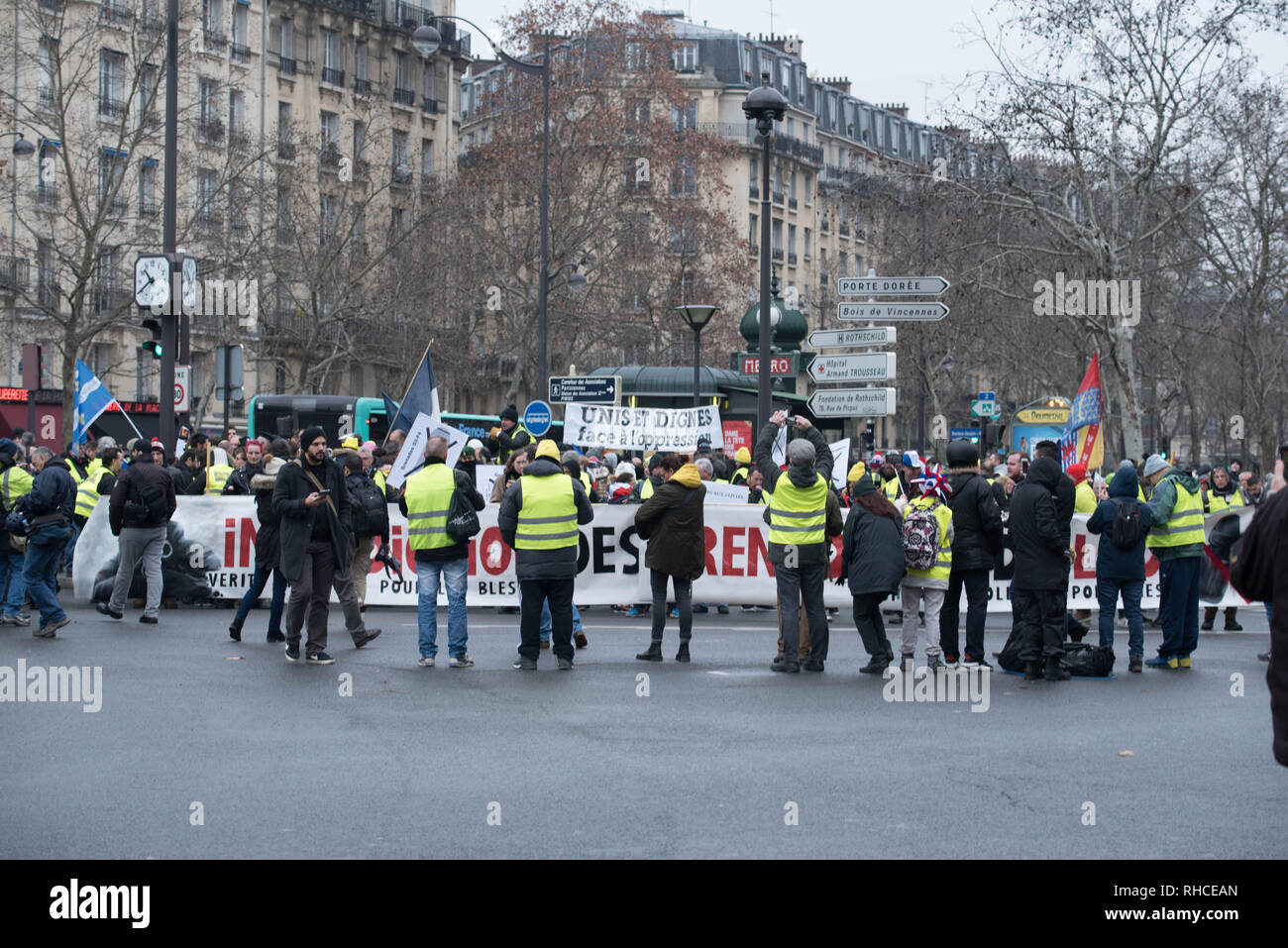 Parigi, Francia. 2° febbraio 2019. Il Gilet giallo si sta mobilitando per un dodicesimo consecutivi di Sabato, 2 febbraio 2019 0 Parigi, nella foto uno degli appuntamenti luogo Daumesnil (XII arrondissement), per una marcia contro la violenza della polizia. Credito: Saïd Anas/Alamy Live News Foto Stock