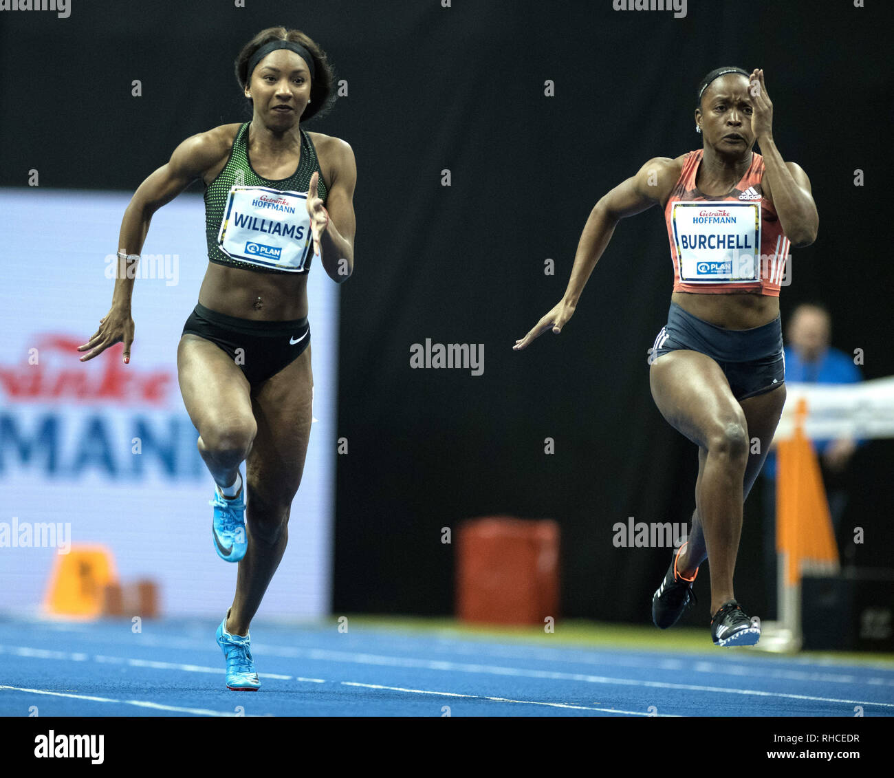 Berlino, Germania. 01 feb 2019. ISTAF Indoor, preliminare 60 metri, donne in Mercedes-Benz Arena Bianca Williams (l, Gran Bretagna) e Remona Burchell (Giamaica). Credito: Soeren Stache/dpa/Alamy Live News Foto Stock