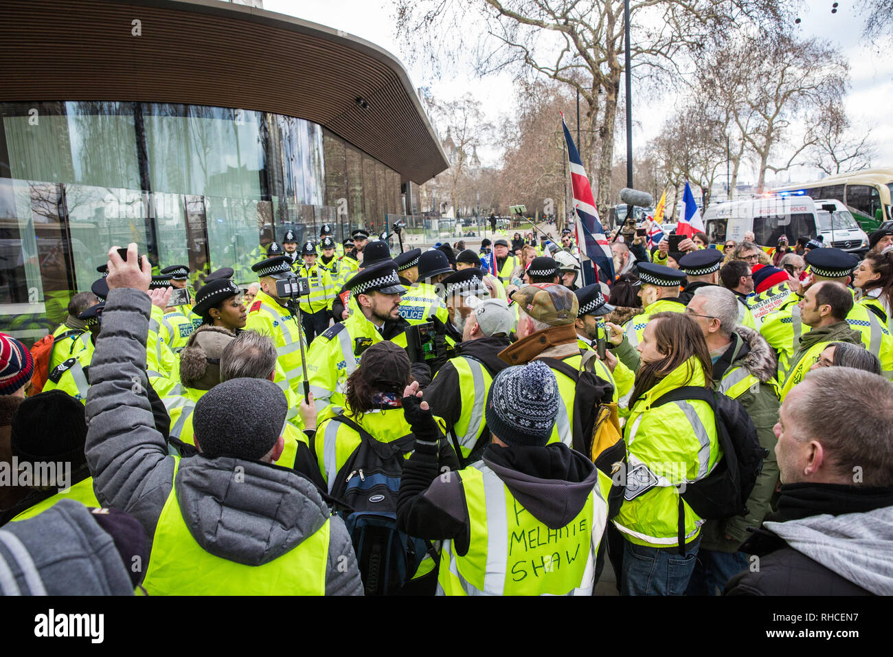 Londra, Regno Unito. 2 febbraio 2019. Aumento delle tensioni in seguito ad un arresto da parte della polizia metropolitana tra i sostenitori di giubbotti di giallo UK che protestavano davanti a New Scotland Yard di chiamare per 'il popolo britannico per essere messo in primo luogo', per un 'full Brexit' e di 'fine al governo, corte e banking corruzione". Credito: Mark Kerrison/Alamy Live News Foto Stock