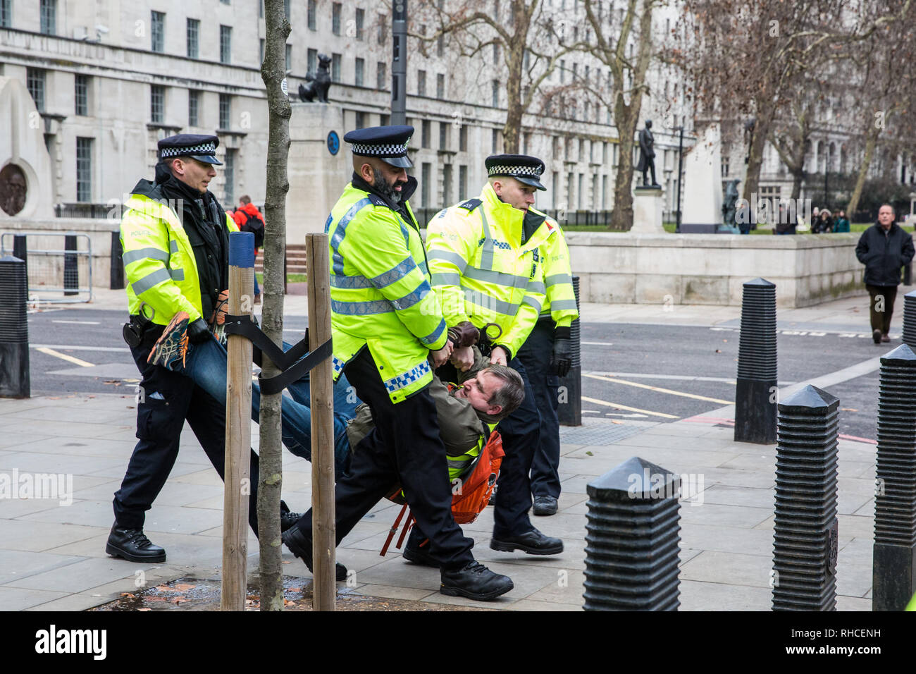 Londra, Regno Unito. 2 febbraio 2019. Metropolitan ufficiali della polizia cattura di un sostenitore di giubbotti di giallo UK durante una manifestazione di protesta al di fuori di New Scotland Yard chiamando per 'il popolo britannico per essere messo in primo luogo', per un 'full Brexit' e di 'fine al governo, corte e banking corruzione". Credito: Mark Kerrison/Alamy Live News Foto Stock