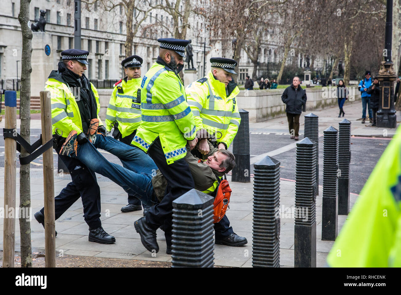 Londra, Regno Unito. 2 febbraio 2019. Metropolitan ufficiali della polizia cattura di un sostenitore di giubbotti di giallo UK durante una manifestazione di protesta al di fuori di New Scotland Yard chiamando per 'il popolo britannico per essere messo in primo luogo', per un 'full Brexit' e di 'fine al governo, corte e banking corruzione". Credito: Mark Kerrison/Alamy Live News Foto Stock