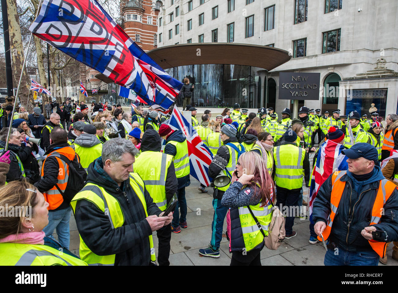 Londra, Regno Unito. 2 febbraio 2019. I sostenitori del Giallo giubbotti di protesta del Regno Unito al di fuori di New Scotland Yard di chiamare per 'il popolo britannico per essere messo in primo luogo', per un 'full Brexit' e di 'fine al governo, corte e banking corruzione". Credito: Mark Kerrison/Alamy Live News Foto Stock