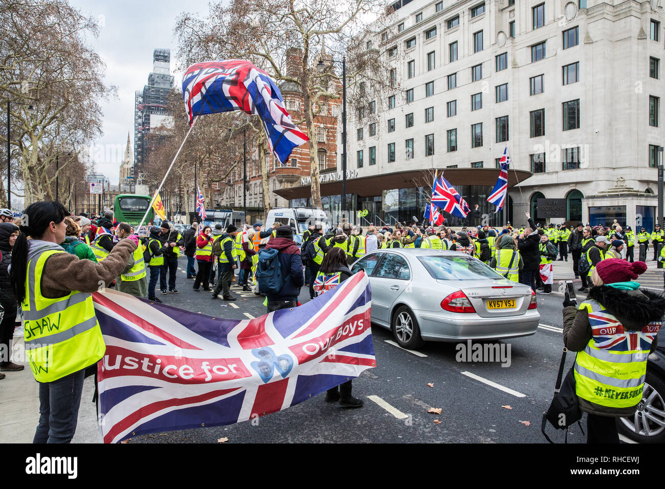 Londra, Regno Unito. 2 febbraio 2019. I sostenitori del Giallo giubbotti di blocco del Regno Unito il Victoria Embankment al di fuori di New Scotland Yard durante una manifestazione di protesta per chiamare per 'il popolo britannico per essere messo in primo luogo', per un 'full Brexit' e di 'fine al governo, corte e banking corruzione". Credito: Mark Kerrison/Alamy Live News Foto Stock