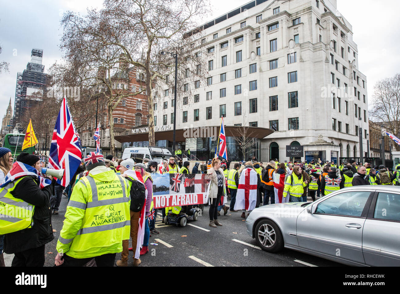 Londra, Regno Unito. 2 febbraio 2019. I sostenitori del Giallo giubbotti di blocco del Regno Unito il Victoria Embankment al di fuori di New Scotland Yard durante una manifestazione di protesta per chiamare per 'il popolo britannico per essere messo in primo luogo', per un 'full Brexit' e di 'fine al governo, corte e banking corruzione". Credito: Mark Kerrison/Alamy Live News Foto Stock