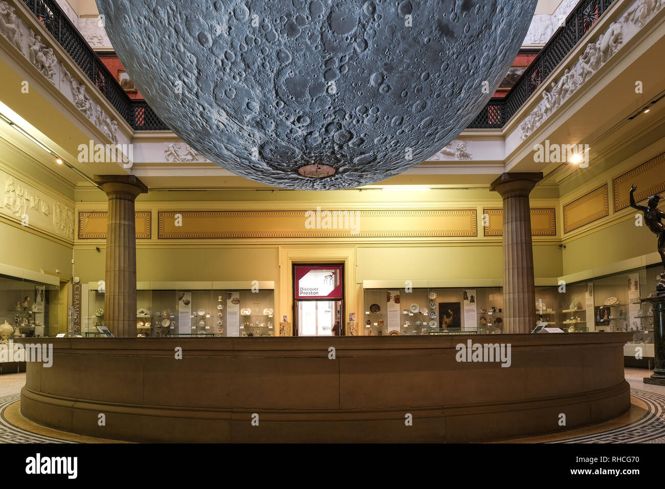 Preston UK, 2° febbraio 2019. La Harris museo e biblioteca a Preston ha aperto le sue porte al 'Museum della Luna" mostra oggi. Impianto britannico artista Luke Jerram's 23-piede alta, tridimensionale modello luna è sospeso al centro del grado 1 elencato la costruzione. I visitatori della mostra potranno anche ascoltare la musica composta da BAFTA e da Ivor Novello pluripremiato compositore Dan Jones. La mostra dura fino a domenica 24 febbraio. Credito: Paolo Melling/Alamy Live News Foto Stock