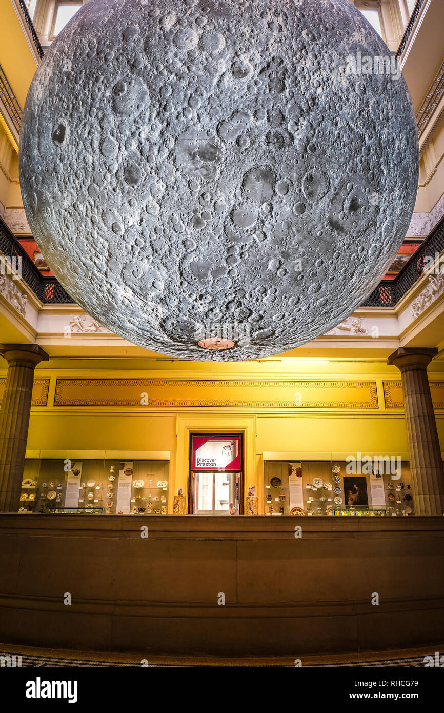Preston UK, 2° febbraio 2019. La Harris museo e biblioteca a Preston ha aperto le sue porte al 'Museum della Luna" mostra oggi. Impianto britannico artista Luke Jerram's 23-piede alta, tridimensionale modello luna è sospeso al centro del grado 1 elencato la costruzione. I visitatori della mostra potranno anche ascoltare la musica composta da BAFTA e da Ivor Novello pluripremiato compositore Dan Jones. La mostra dura fino a domenica 24 febbraio. Credito: Paolo Melling/Alamy Live News Foto Stock