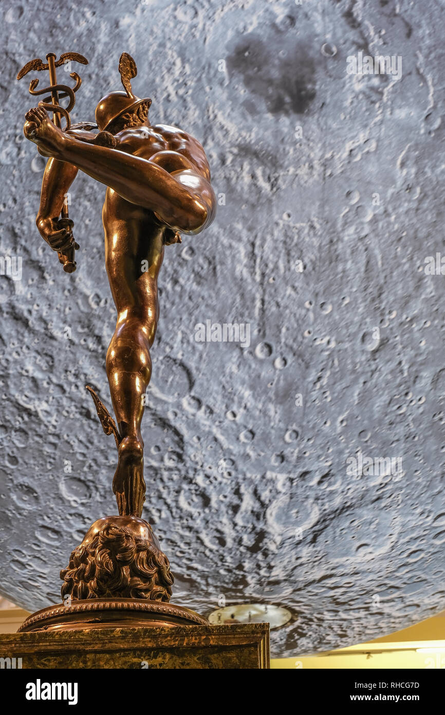 Preston UK, 2° febbraio 2019. La Harris museo e biblioteca a Preston ha aperto le sue porte al 'Museum della Luna" mostra oggi. Impianto britannico artista Luke Jerram's 23-piede alta, tridimensionale modello luna è sospeso al centro del grado 1 elencato la costruzione. I visitatori della mostra potranno anche ascoltare la musica composta da BAFTA e da Ivor Novello pluripremiato compositore Dan Jones. La mostra dura fino a domenica 24 febbraio. Credito: Paolo Melling/Alamy Live News Foto Stock