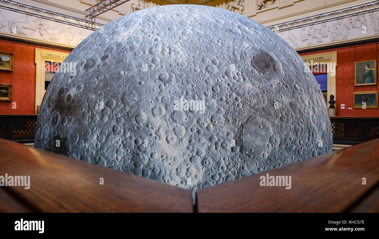 Preston UK, 2° febbraio 2019. La Harris museo e biblioteca a Preston ha aperto le sue porte al 'Museum della Luna" mostra oggi. Impianto britannico artista Luke Jerram's 23-piede alta, tridimensionale modello luna è sospeso al centro del grado 1 elencato la costruzione. I visitatori della mostra potranno anche ascoltare la musica composta da BAFTA e da Ivor Novello pluripremiato compositore Dan Jones. La mostra dura fino a domenica 24 febbraio. Credito: Paolo Melling/Alamy Live News Foto Stock