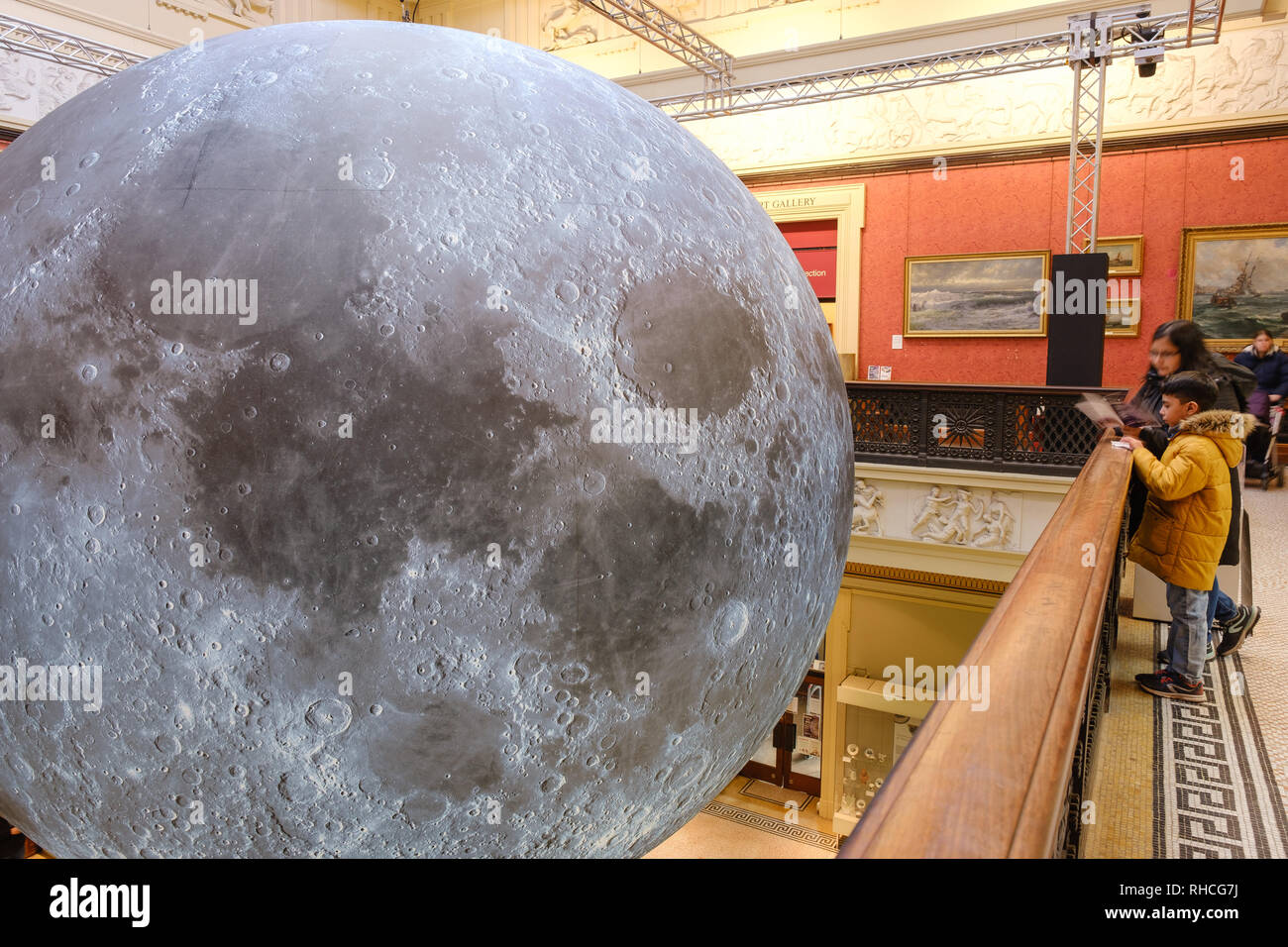 Preston UK, 2° febbraio 2019. La Harris museo e biblioteca a Preston ha aperto le sue porte al 'Museum della Luna" mostra oggi. Impianto britannico artista Luke Jerram's 23-piede alta, tridimensionale modello luna è sospeso al centro del grado 1 elencato la costruzione. I visitatori della mostra potranno anche ascoltare la musica composta da BAFTA e da Ivor Novello pluripremiato compositore Dan Jones. La mostra dura fino a domenica 24 febbraio. Credito: Paolo Melling/Alamy Live News Foto Stock